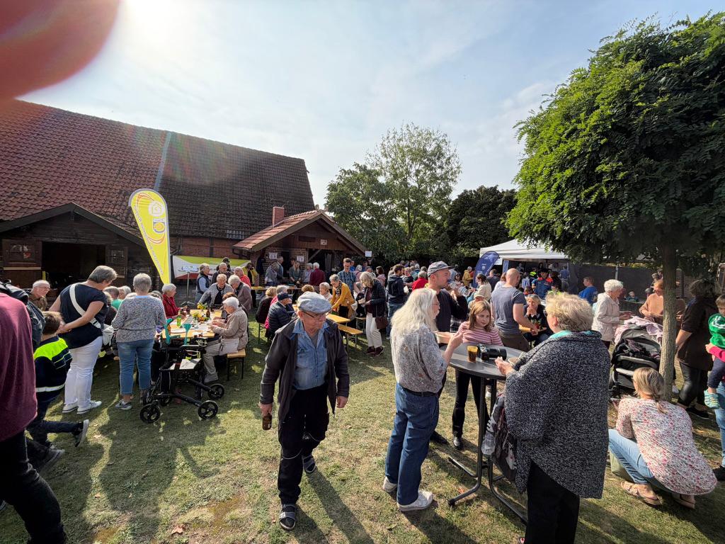 Erntedankfest rund um die Kirche in Waggum mit Ständen und Besuchern